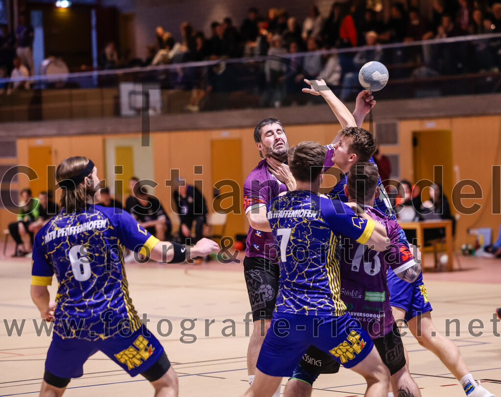 2024-12-14_018_SpVgg_Altenerding_gegen_MTV_Pfaffenhofen | Erding, Deutschland, 14.12.2024:Handball, Bezirksoberliga Männer 2024 / 2025, 10. Spieltag, SpVgg Altenerding gegen MTV Pfaffenhofen, Endergebnis: 32:30Christian Loris (SpVgg Altenerding, #11), Lukas Loibl (MTV Pfaffenhofen, #7), Sebastian Forster (SpVgg Altenerding, #13)Foto: Christian Riedel / fotografie-riedel.net