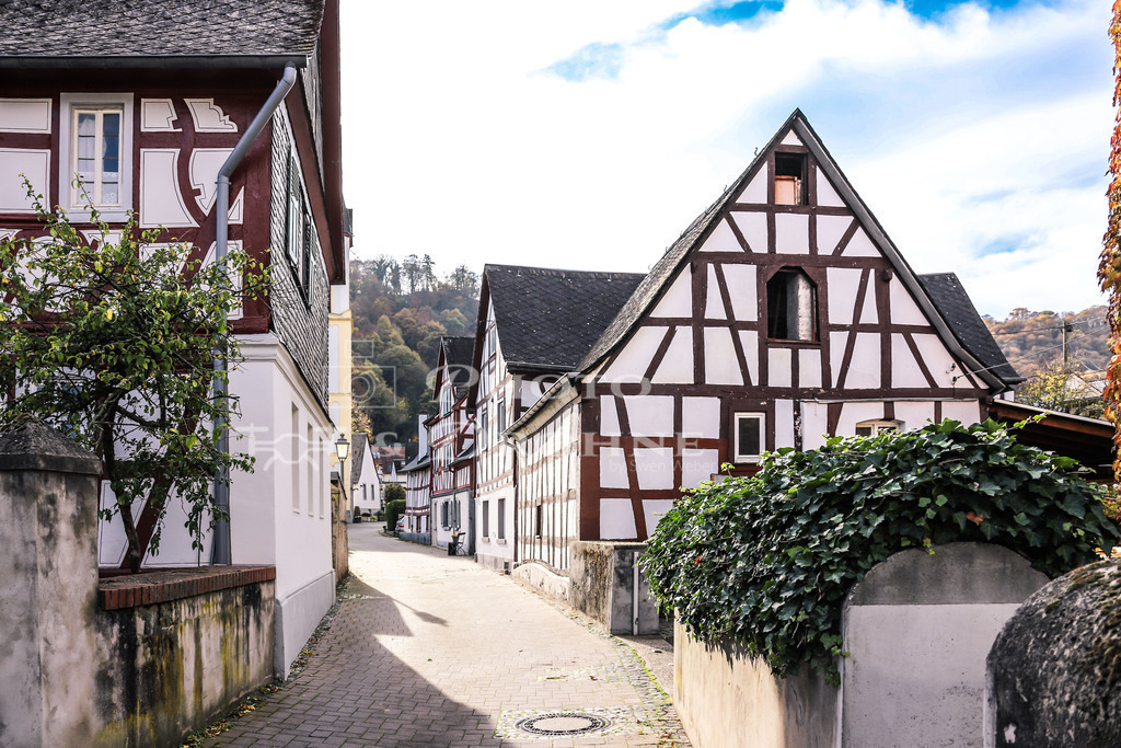 Osterspai-4587 | Osterspai ist ein kleiner Weinort auf der rechten Rheinseite zwischen Filsen und Braubach. Es gibt hier viele schöneund liebevoll restaurierte Fachwerkgebäude, der Ort bietet einiges an Fotomotiven. - Realisiert mit Pictrs.com