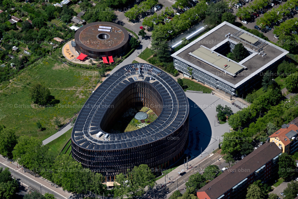 4033013 | FREIBURG IM BREISGAU 30.06.2020 Netto-Plusenergiegebäude des Rathauses der Stadtverwaltung und des Bürgerservicezentrum im Stühlinger an der Fehrenbachallee in Freiburg im Breisgau im Bundesland Baden-Württemberg, Deutschland. Weiterführende Informationen bei: Bruun &amp; Möllers GmbH &amp; Co. KG,  Drees &amp; Sommer SE,  Heinrich Würfel Metallbau GmbH,  Hydro Building Systems Germany GmbH,  Mohnke Höss Bauingenieure,  Stadt Freiburg im Breisgau,  THOST Projektmanagement GmbH. // Town Hall building of the city administration in Stuehlinger on Fehrenbachallee in Freiburg im Breisgau in the state Baden-Wuerttemberg, Germany. Further information at: Bruun &amp; Moellers GmbH &amp; Co. KG,  Drees &amp; Sommer SE,  Heinrich Wuerfel Metallbau GmbH,  Hydro Building Systems Germany GmbH,  Mohnke Hoess Bauingenieure,  Stadt Freiburg im Breisgau,  THOST Projektmanagement GmbH. Foto: Gerhard Launer