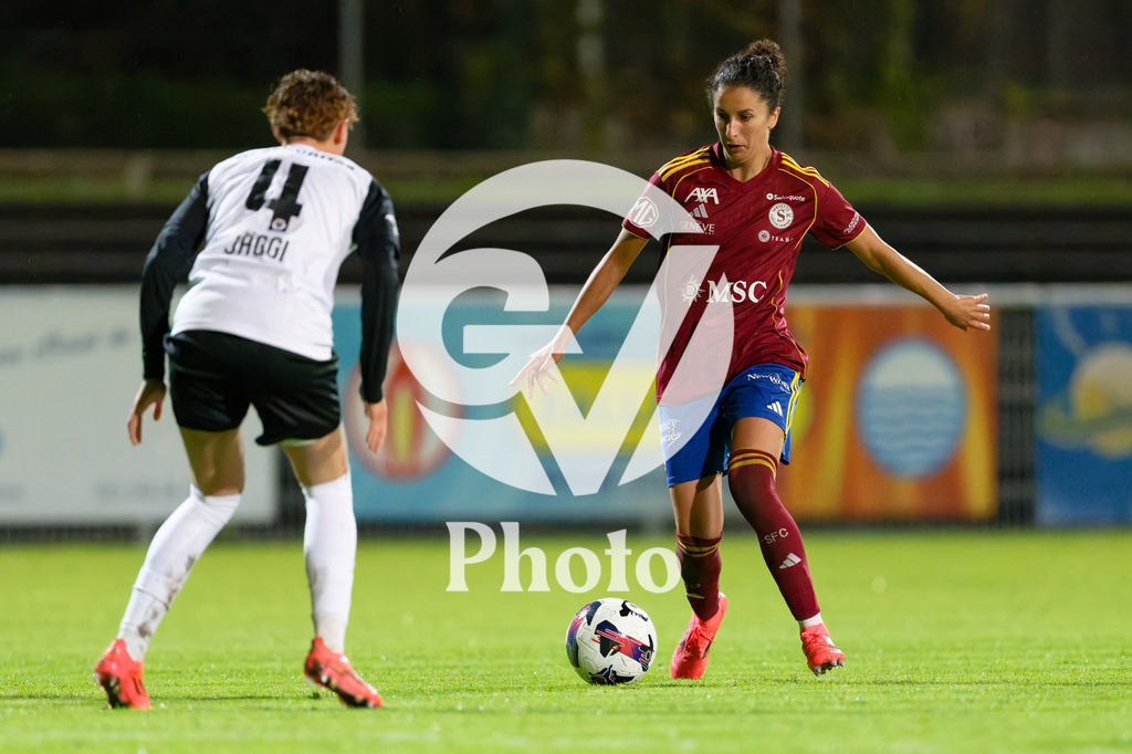 DZ9_5057_c | Switzerland: AXA Womens Super League 2025/26, Servette FC Chenois Feminin vs FC Aarau Frauen - Stade des Trois-Chene, Chene-Bourge: $Ghoutia Habiba Karchouni (10 Servette FC Chenois Feminin) under pressure of Andrea Jaggi (4 FC Aarau Frauen) 