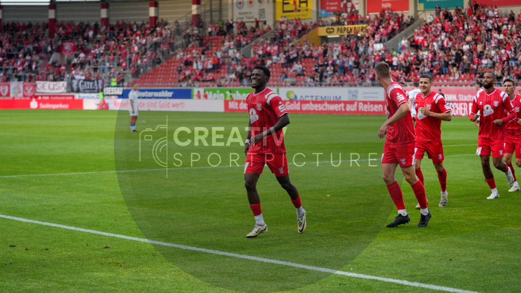 Fußball, Herren, Saison 2025/2026, Regionalliga Nordost, 5. Spieltag, Hallescher FC vs. FSV 63 Luckenwalde, Dienstag 26.08.2025, Leuna-Chemie-Stadion Halle, | Fußball, Herren, Saison 2025/2026, Regionalliga Nordost, 5. Spieltag, Hallescher FC vs. FSV 63 Luckenwalde, Dienstag 26.08.2025, Leuna-Chemie-Stadion Halle, Im Bild: Bocar Baro (m.) und der Hallesche FC Jubeln über den Treffer zum 2:0. - Realisiert mit Pictrs.com