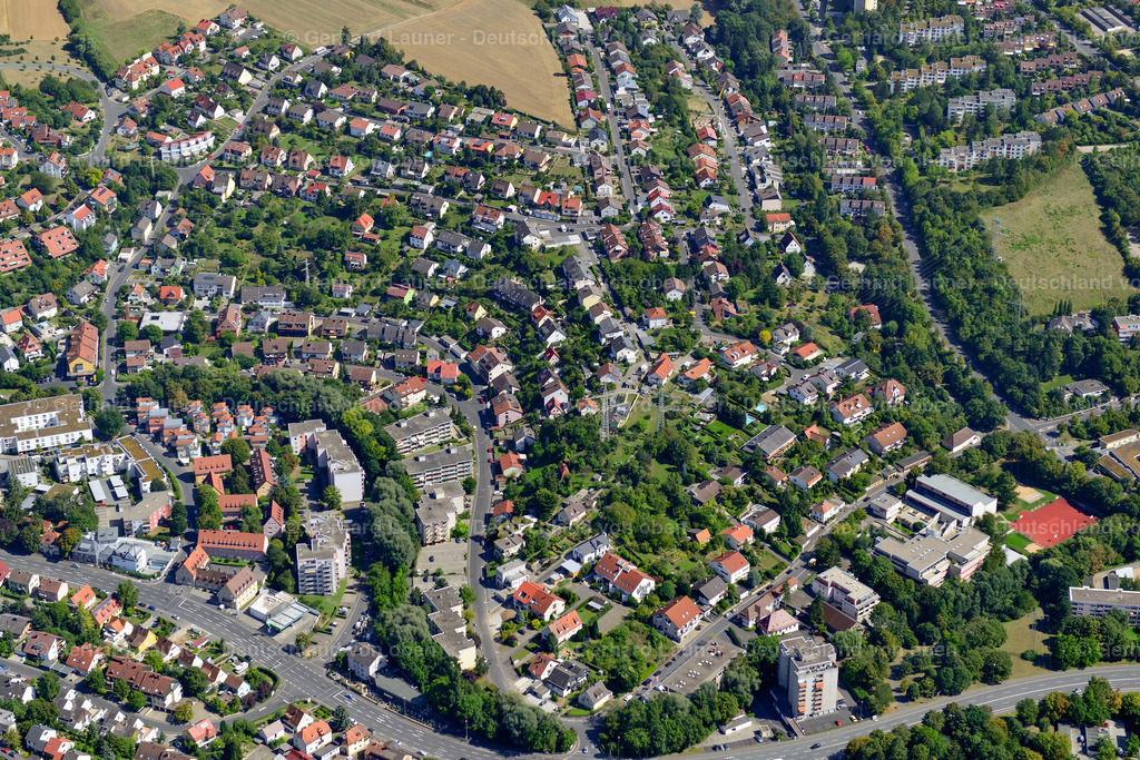 3650150 | VERSBACH 31.08.2016 Wohngebiet - Mischbebauung der Mehr- und Einfamilienhaussiedlung  in Versbach im Bundesland Bayern, Deutschland // Residential area - mixed development of a multi-family housing estate and single-family housing estate  in Versbach in the state Bavaria, Germany Foto: Gerhard Launer