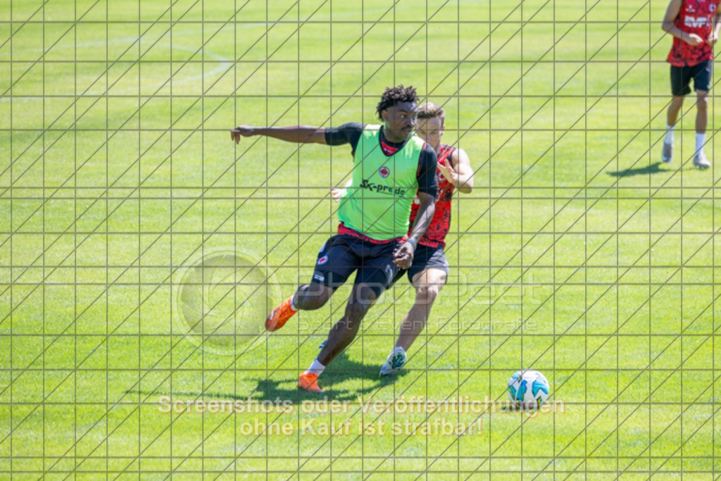 20250629_114046_1958 | #,1.Göppinger SV, Fussball, Oberliga BW - Trainingsauftakt, Saison 2025/2026, Rasensportplatz Stadion SV Göppingen, Hohenstaufenstr. 116, 73033 Göppingen, 29.06.2025 - 10:30 Uhr,Foto: PhotoPeet-Sportfotografie/Peter Harich