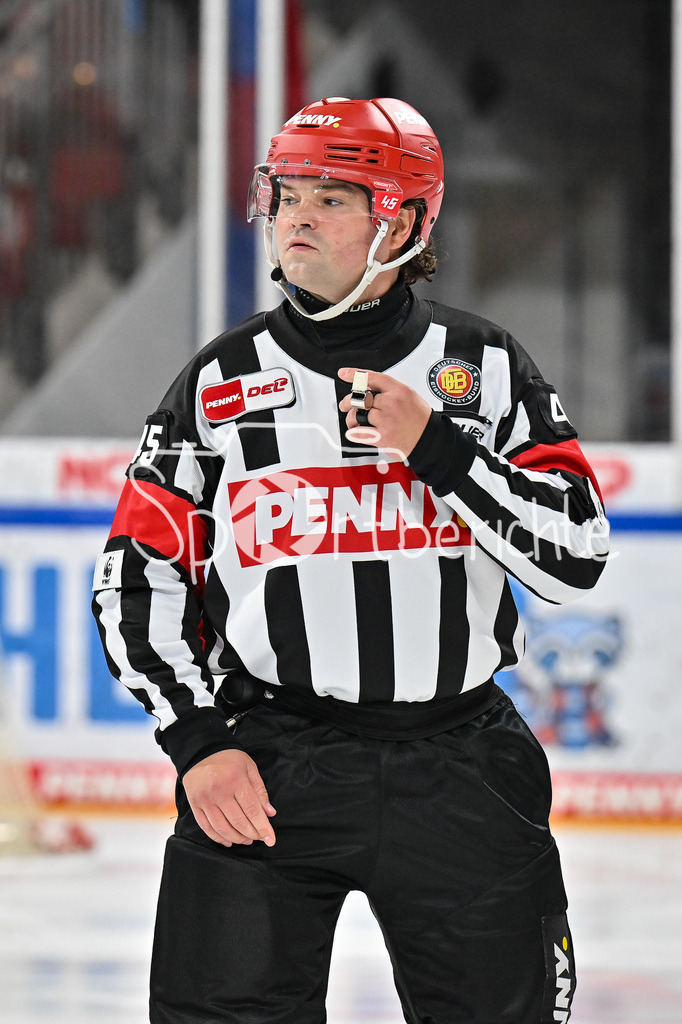 Nürnberg Ice Tigers - Augsburger Panther | im Bild Schiedsrichter Roman GOFMAN in Aktion / Freisteller / Einzelfoto / Deutsche Eishockey Liga: Nürnberg Ice Tigers - Augsburger Panther, Arena Nürnberger Versicherung am 22.09.2024