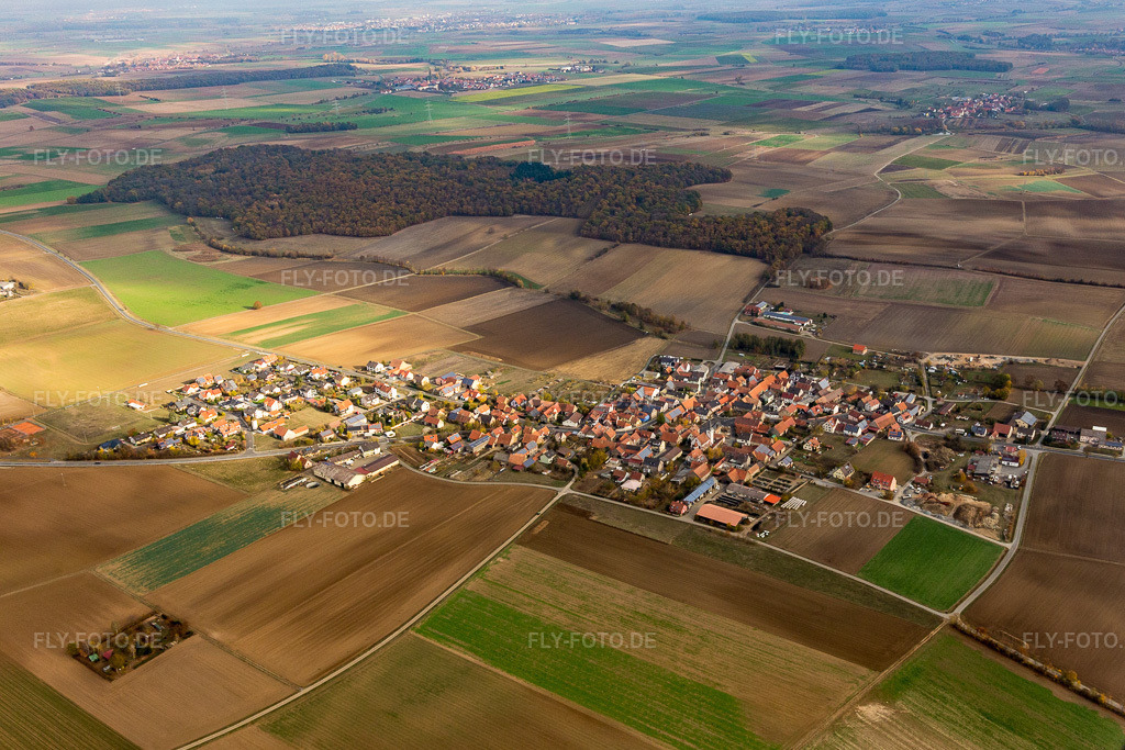 Luftbild: Ortsansicht im Ortsteil Eichfeld in Volkach im Bundesland Bayern in Deutschland. Foto: IMG_112476.jpg vom 03.11.2018 durch Werner Riehm/FLY-FOTO.de