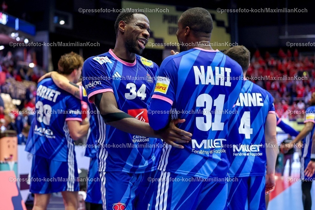 EHF24012601141 | 24.01.2026, Handball, Men's EHF EURO 2026, Frankreich - Portugal, Jyske Bank Boxen in Herning, Dänemark, Main Round: Abschlussjubel nach dem Sieg der Franzosen gegen Portugal.  Karl Konan (France #34) jubelnd neben  Dylan Nahi (France #31)