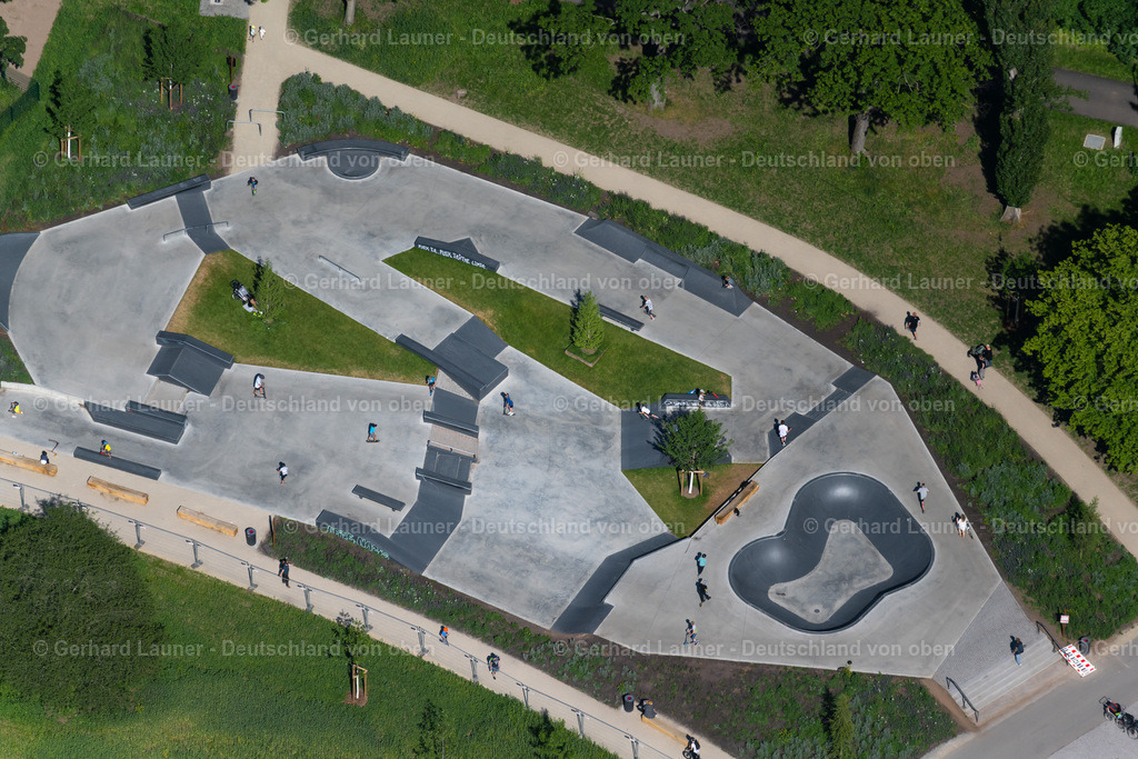 4046035 | ERFURT 14.06.2021 Streckenführung des Rad- Weges und der Skatebahn im " Nordpark " in Erfurt im Bundesland Thüringen, Deutschland. // Route of the cycle path and the skating rink in " Nordpark " in Erfurt in the state Thuringia, Germany. Foto: Gerhard Launer