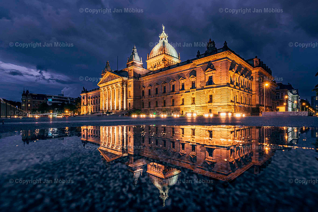 Bundesverwaltungsgericht | Das heutige Bundesverwaltungsgericht in Leipzig blickt auf eine bewegte Geschichte zurück: Ursprünglich als Reichsgericht errichtet, diente das beeindruckende Gebäude später als Bildermuseum. Heute ist es Sitz des höchsten deutschen Gerichts für öffentliches Recht. Die Verbindung aus historischer Architektur, kulturellem Erbe und rechtlicher Bedeutung macht diesen Ort einzigartig – für Besucher, Interessierte und Bildkäufer gleichermaßen. - Realisiert mit Pictrs.com