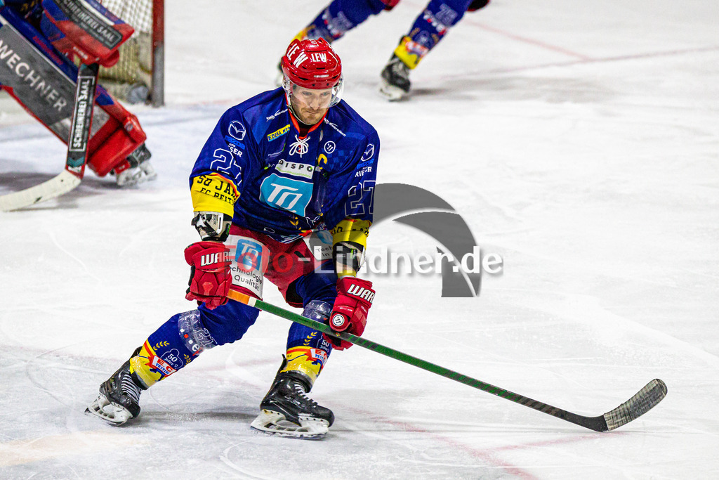 Achtelfinale Spiel 2 EC Peiting vs ESC Wohnbau Moskitos Essen | Eishockey Oberliga Süd Playoffs 2023/2024, Achtelfinale Spiel 2 EC Peiting vs ESC Wohnbau Moskitos Essen, 20240305,
Andreas FEUERECKER (ECP 27) in Aktion,
2024-03-05 in Peiting (Eisstadion)
27 Andreas FEUERECKER (ECP 27)
Copyright: WolfgangxLindner foto-lindner.de