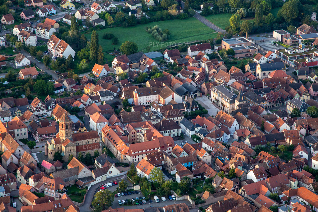Aerial view: Church of Saints Peter and Paul in Rosheim in the state Bas-Rhin, France. – Photo: IMG_137995.jpg taken on 08/19/2023 by Werner Riehm/FLY-FOTO.com – Resolution of the original: 4860 x 3240 px – Bienvenue à Rosheim – Visit Alsace