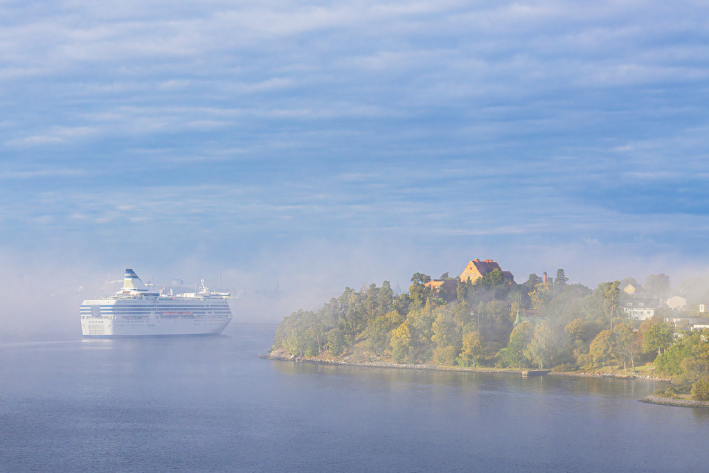 Fährschiff mit Nebel im Schärengarten vor Stockholm, Schweden | Fährschiff mit Nebel im Schärengarten vor Stockholm, Schweden.