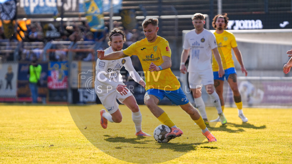 Fußball, Herren, Saison 2025/2026, Regionalliga Nordost, 24. Spieltag, FSV 63 Luckenwalde vs. 1.FC Lokomotive Leipzig, Samstag 28.02.2026, Werner-Seelenbinder-Stadion Luckenwalde, | Fußball, Herren, Saison 2025/2026, Regionalliga Nordost, 24. Spieltag, FSV 63 Luckenwalde vs. 1.FC Lokomotive Leipzig, Samstag 28.02.2026, Werner-Seelenbinder-Stadion Luckenwalde, Im Bild: Dorian Cevis (l. Leipzig) und Fabio Schneider (r. Luckenwalde) - Realisiert mit Pictrs.com