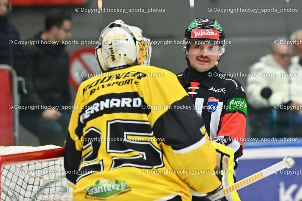 EC IDM Wärmepumpen VSV vs. HC Pustertal | #25 Bernard Andreas HC PUSTERTAL, ZRNIC MILAN Referee, EC IDM Wärmepumpen VSV vs. HC Pustertal, EC IDM Wärmepumpen VSV vs. HC Pustertal am 15.11.2024 in Villach (Stadthalle Villach), Austria, (Photo by Bernd Stefan)