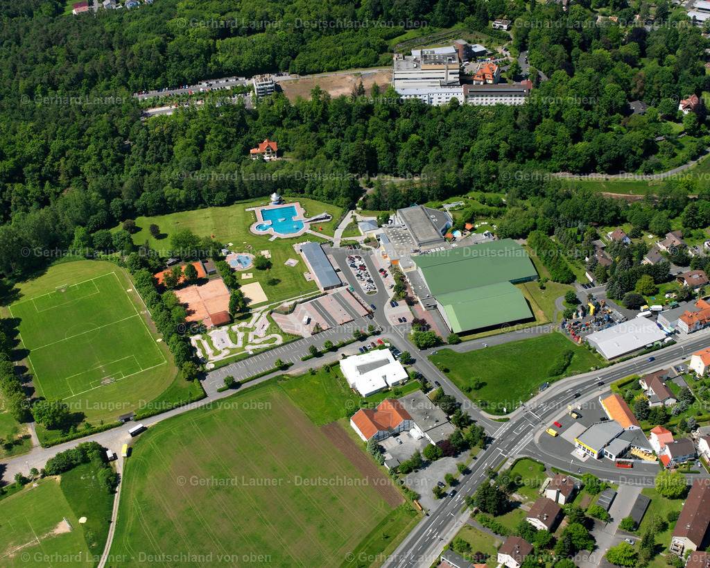 2615772 | LAUTERBACH (HESSEN) 09.06.2006 Grün- farbiger Tennis- Platz Sportanlage  in Lauterbach (Hessen) im Bundesland Hessen, Deutschland // Green colored tennis sports complex  in Lauterbach (Hessen) in the state Hesse, Germany Foto: Gerhard Launer