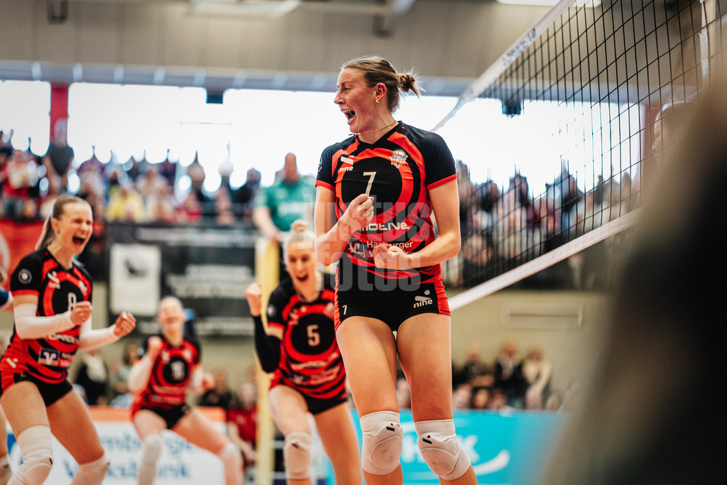 Volleyball | Frauen | Saison 2025/2026 | Volleyball Bundesliga | ETV Hamburger Volksbank Volleys vs. Schwarz-Weiß Erfurt | 15.02.2026 | Leonie Körtzinger (#7, ETV Hamburger Volksbank Volleys) jubelt