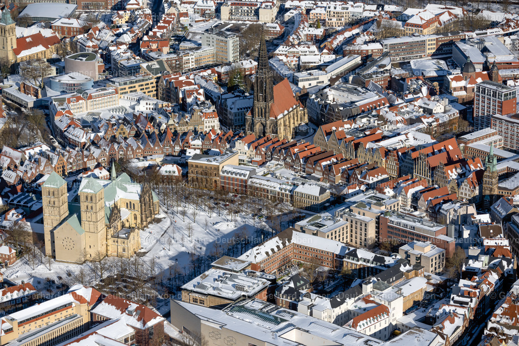 4043972 | MüNSTER 13.02.2021 Winterlich schneebedeckte Kirchengebäude des Domes St-Paulus-Dom in der Altstadt in Münster im Bundesland Nordrhein-Westfalen, Deutschland. Weiterführende Informationen bei: Domkapitel Münster. // Wintry snowy church building of the cathedral St-Paulus-Dom in the old town in Muenster in the state North Rhine-Westphalia, Germany. Further information at: Domkapitel Muenster. Foto: Gerhard Launer