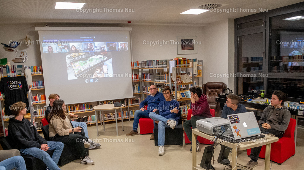 DSC_0952 | Diwan-Gesprächsreihe am Goethe-Gymnasium, dieses Mal mit dem Team des Robot X-Teams, berichten von der Weltmeisterschaft in Rio und zeigen einen Lego-Roboter ,, Bild: Thomas Neu