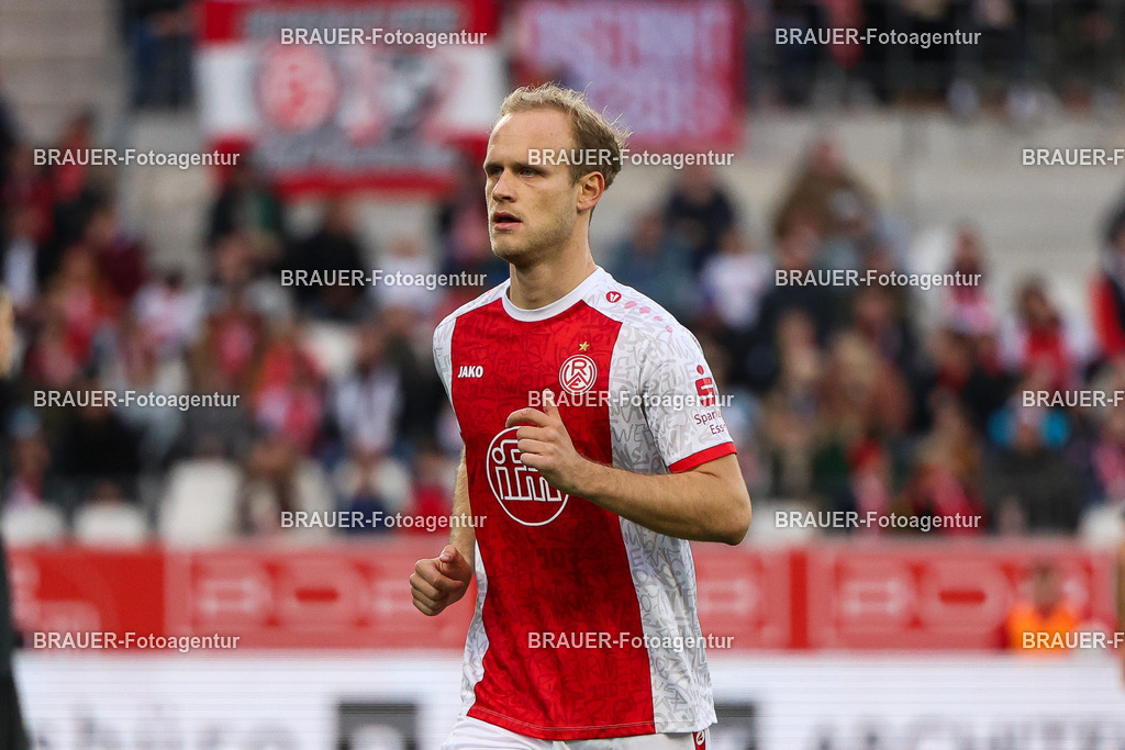 Rot-Weiss Essen - 1.Fc Schweinfurt | Essen, Deutschland, 02.11.2025 Lucas Brumme  (Rot-Weiss Essen) schaut während des 3.Liga Spiels zwischen  Rot-Weiss Essen und 1.Fc Schweinfurt am 02.11.2025 im Stadion an der Hafenstraße in Essen. (Foto von Timo Bluhmki-Schmidt/Brauer Fotoagentur
