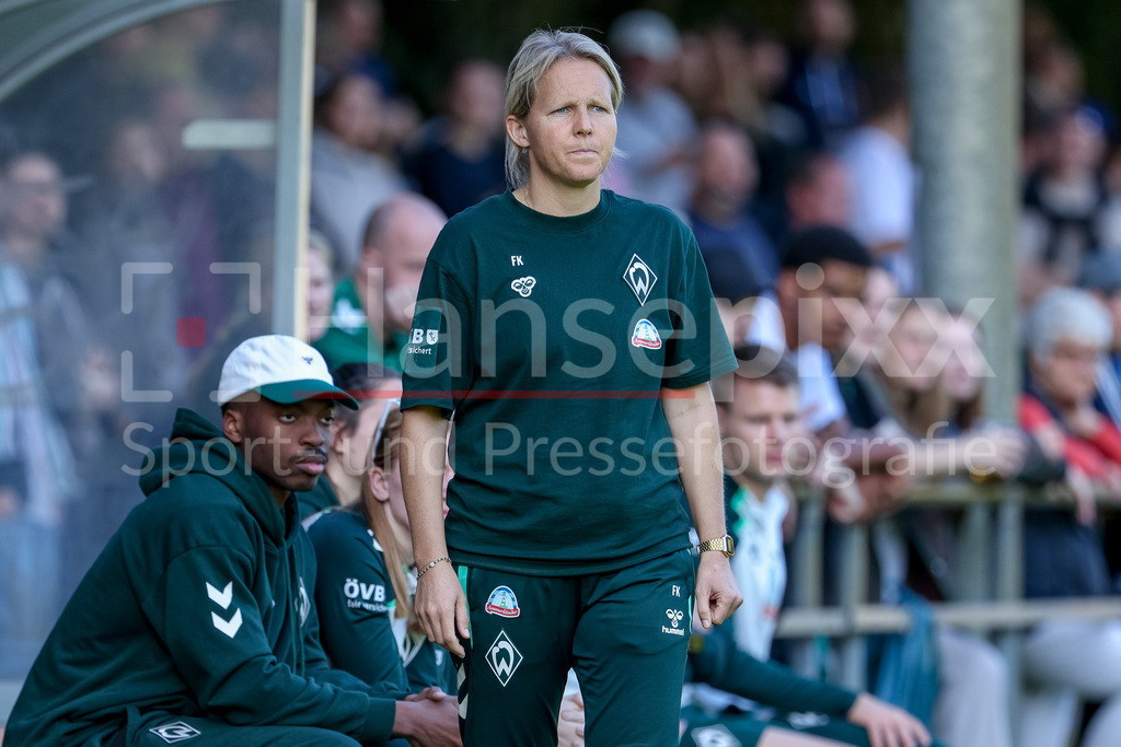 Fussball, DFB-Pokal Frauen, SC Victoria Hamburg - SV Werder Bremen | Friederike Kromp (Fritzy Kromp, Trainerin, Cheftrainerin, SV Werder Bremen), Portrait, Nahaufnahme, Einzelfoto, Einzelbild, DIE DFB-RICHTLINIEN UNTERSAGEN JEGLICHE NUTZUNG VON FOTOS ALS SEQUENZBILDER UND/ODER VIDEOÄHNLICHE FOTOSTRECKEN. DFB REGULATIONS PROHIBIT ANY USE OF PHOTOGRAPHS AS IMAGE SEQUENCES AND/OR QUASI-VIDEO.