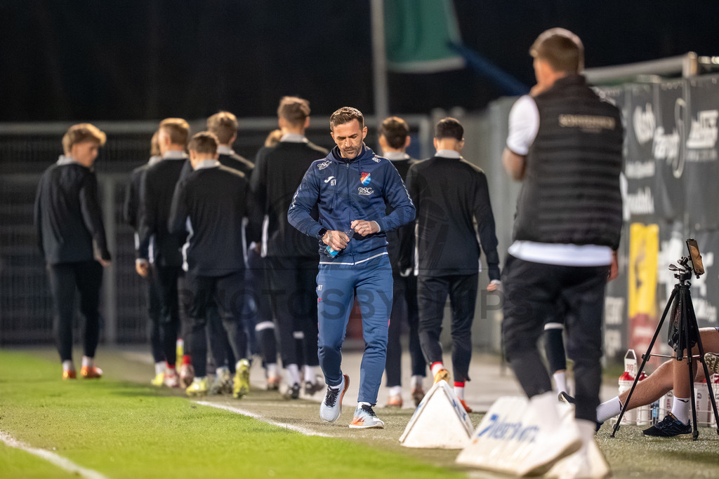 SG Sonnenhof Grossaspach vs. TSV Steinbach Haiger, Fussball, Regionalliga Suedwest, 25. Spieltag, 20.03.2026 | Huesni Tahiri (Trainer TSV Steinbach Haiger),SG Sonnenhof Grossaspach vs. TSV Steinbach Haiger, Fussball, Regionalliga Suedwest, 25. Spieltag, 20.03.2026Foto: photosbyphips/Philip Ziegler