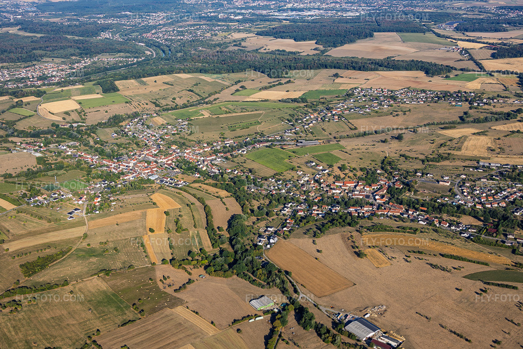 Aerial view: View of the town from the east in Wiesviller in the state Moselle, France. – Photo: IMG_158587.jpg taken on 08/14/2026 by Werner Riehm/FLY-FOTO.com – Resolution of the original: 6000 x 4000 px