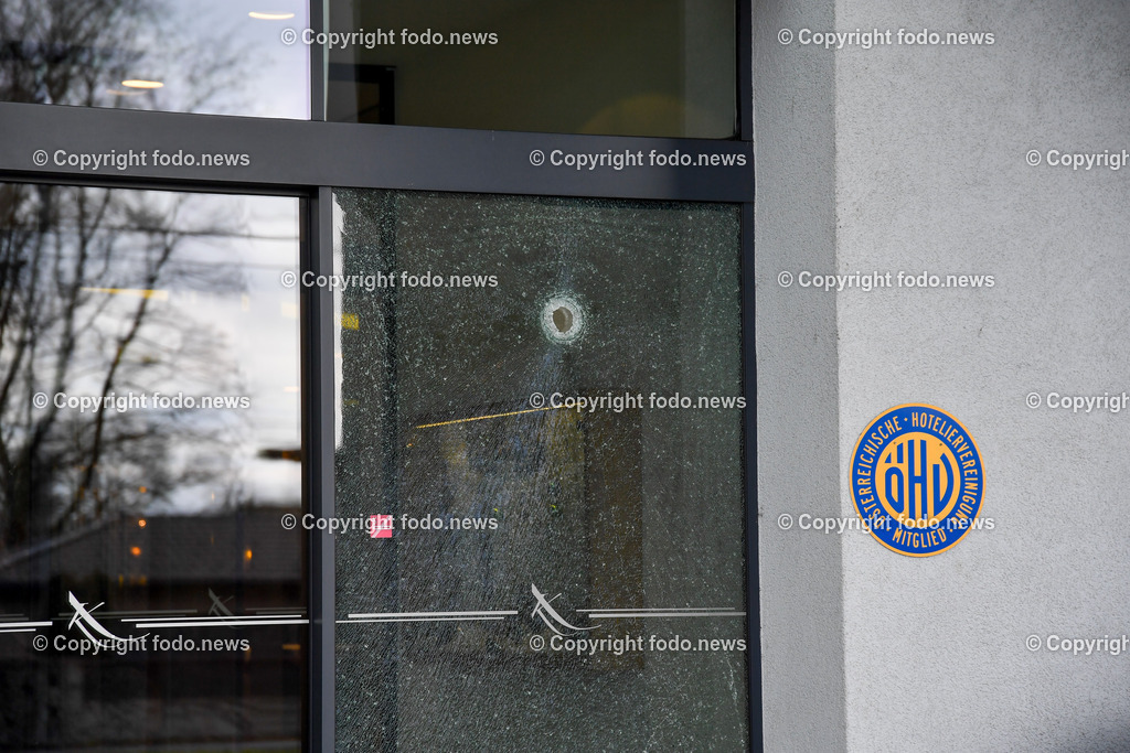 Lokalaugenschein Leonding und Pasching nach Amoklauf_ 10.01.2023-4 | 10.01.2023, Leonding, Pasching, AUT, Lokalaugenschein nach Amoklauf im Bild Einschussloch in der Eingangstuere des Hotel Kremstalerhof, Leonding