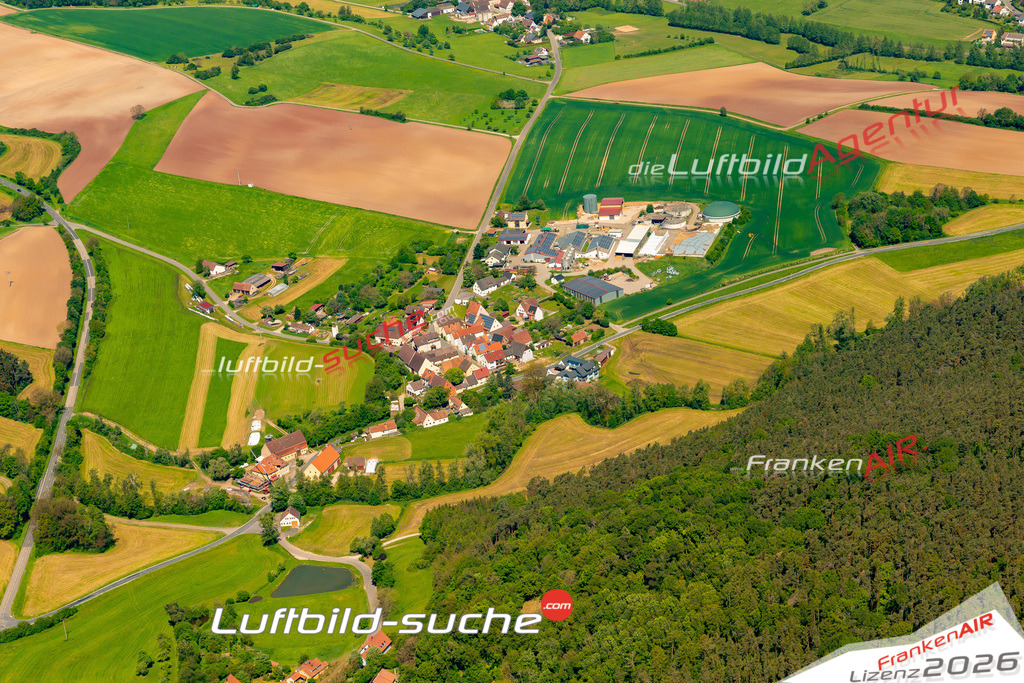 Das Luftbild zeigt : Neuschauerberg Emskirchen - Die Luftaufnahme wurde 2024 vom UL-Flugzeug aus erstellt ( keine Drohne ) - Hochauflösende Luftaufnahme - Für grossformatige Ausdrucke geeignet. Die Geschenkidee !Mit Lizenz und Bildrechte bestellbar