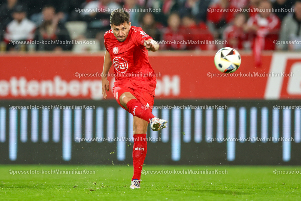 RWE3Liga25092402085 | 25.09.2024, Essen, Fußball,  Rot-Weiss Essen – Borussia Dortmund II (U23), bwin 3. Liga Herren, Stadion an der Hafenstraße, 7. Spieltag Saison 2024 2025: Ahmet Arslan (RWE #6) DFB regulations prohibit any use of photographs as image sequences and or quasi-video.