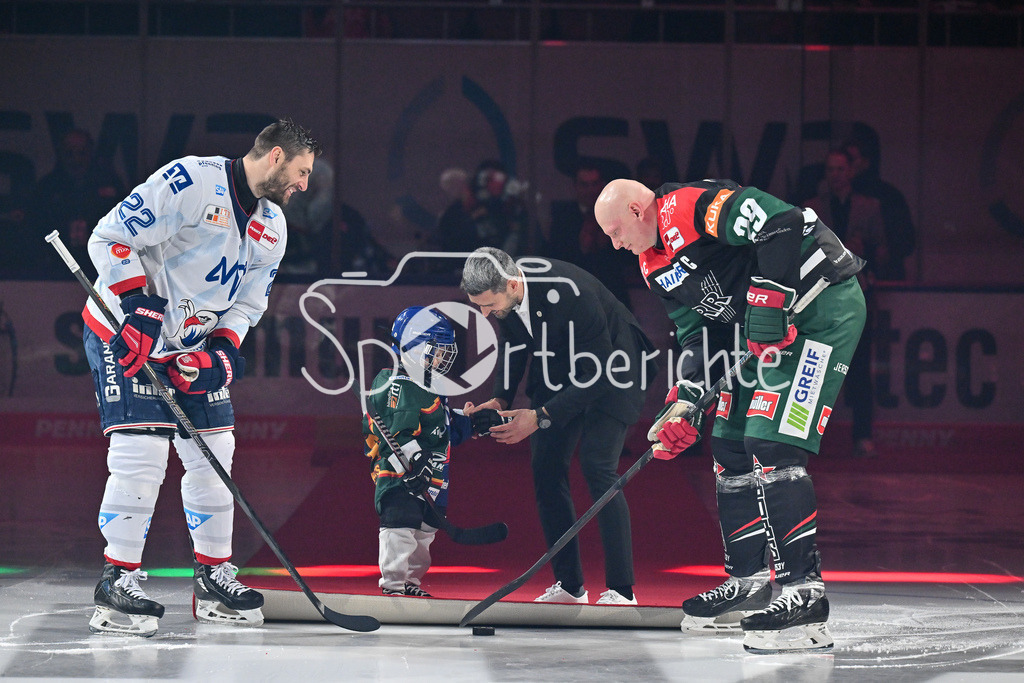 Augsburger Panther - Adler Mannheim | Dennis ENDRAS wird vor der Parite fuer seine Karriere geehrt / Ehrung / DEL: Augsburger Panther - Adler Mannheim, Curt Frenzel Stadion am 26.12.2024 / Denis REUL (Augsburger Panther #29) und Matthias PLACHTA (Adler Mannheim 22) bringen seinen Sohn aufs Eis