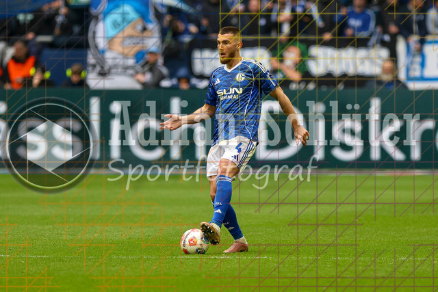05.04.2026, GER, Fussball, Herren, 2. BL, Saison 2025/2026, FC Schalke 04 - Karlsruher SC | Hasan Kurucay (S04) in Aktion am Ball, Einzelaktion 