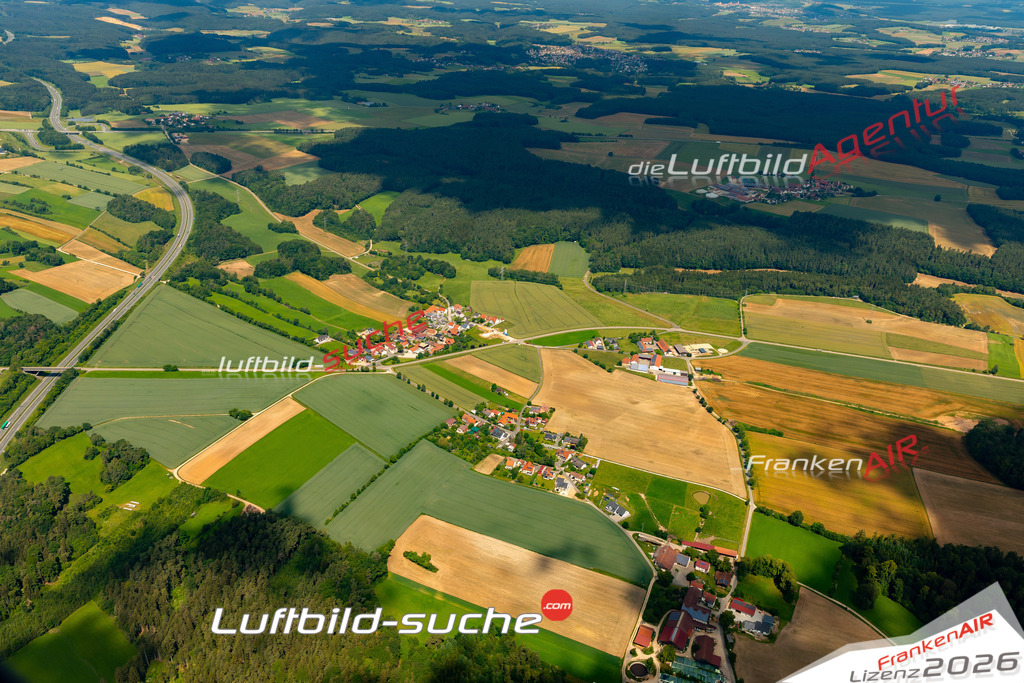 Das Luftbild zeigt : Oberleinsiedl Ursensollen - Die Luftaufnahme wurde 2024 vom UL-Flugzeug aus erstellt ( keine Drohne ) - Hochauflösende Luftaufnahme - Für grossformatige Ausdrucke geeignet. Die Geschenkidee !Mit Lizenz und Bildrechte bestellbar