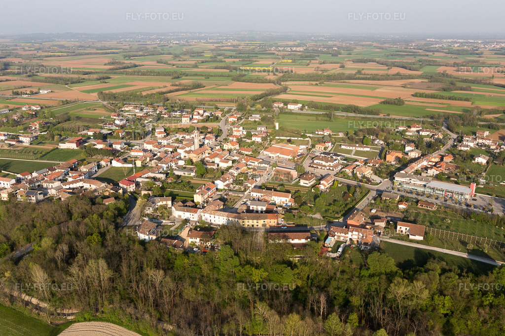 Vue aérienne: Vue de la ville à Vidulis dans le département Frioul-Vénétie Julienne, Italie. Photo: IMG_098905.jpg prise le 08/04/2017 par Werner Riehm/FLY-FOTO.eu – Résolution de l'original: 5472 x 3648 px