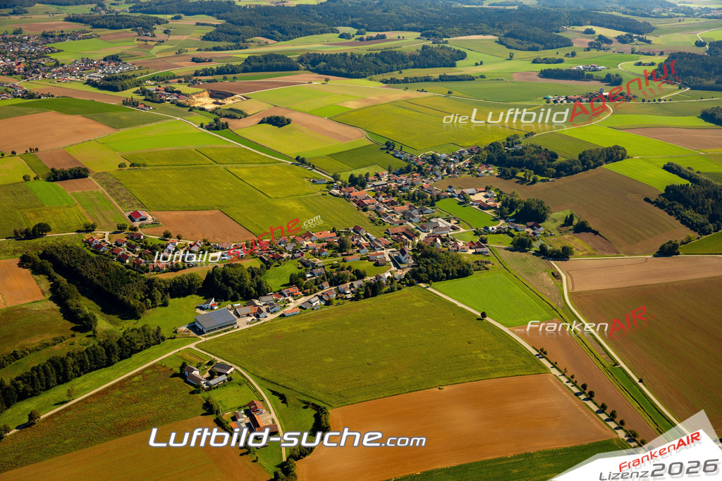 Das Luftbild zeigt : Hofdorf Mengkofen - Die Luftaufnahme wurde 2023 vom UL-Flugzeug aus erstellt ( keine Drohne ) - Hochauflösende Luftaufnahme - Für grossformatige Ausdrucke geeignet. Die Geschenkidee !Mit Lizenz und Bildrechte bestellbar