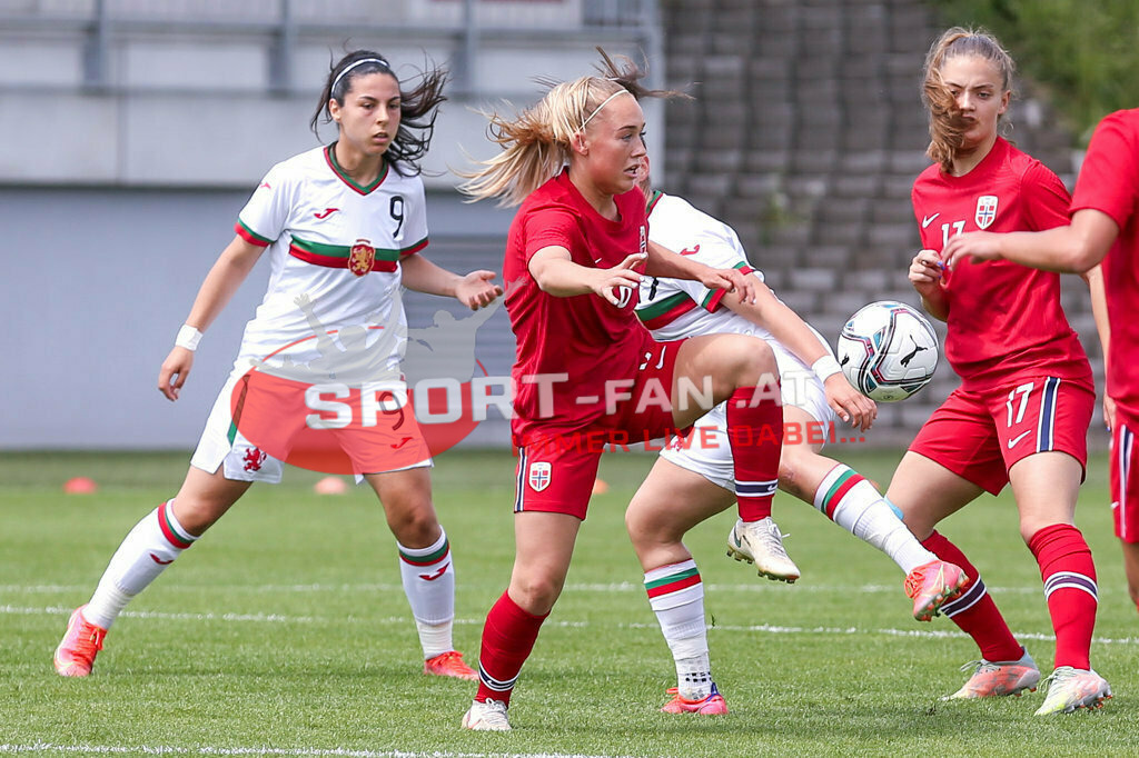 Norwegen U19  Bulgarien U19 | Nadezhda Ivanova (BUL #9) Julie Aune Jorde (Norway #6) Guro Hammer Røn (Norway #17) ; Norwegen U19  Bulgarien U19 am 13.05.2022 in Wels
(Huber Arena), AUSTRIA, (Photo by Ernst Krawagner sport-fan.at) - Realisiert mit Pictrs.com