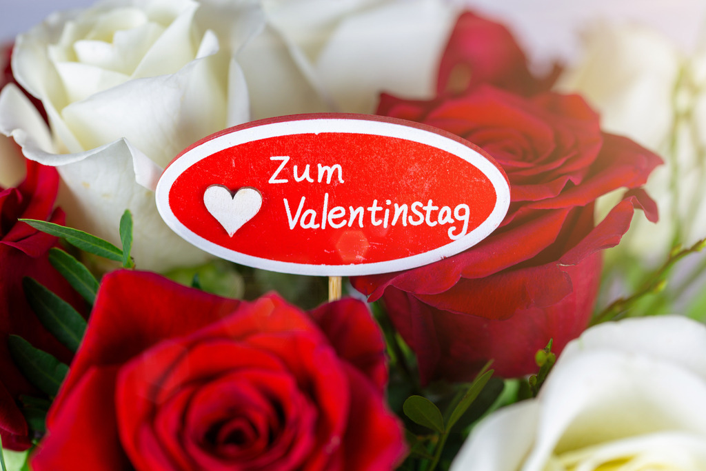 Valentinsgrüße: Herzliche Grüße zum Valentinstag mit einem Blumenstrauß mit weißen und roten Rosen  | Valentinsgrüße: Herzliche Grüße zum Valentinstag mit einem Blumenstrauß mit weißen und roten Rosen  - Realisiert mit Pictrs.com