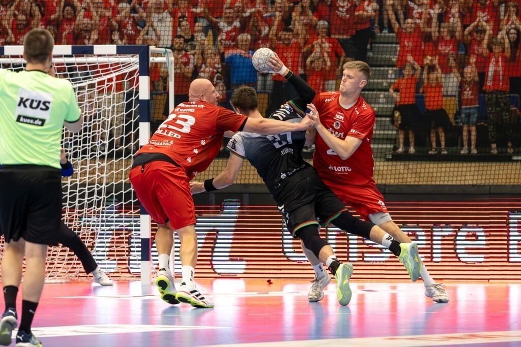 2. HBL (Handball-Bundesliga), Saison 2025/26, 1. Spieltag: Eulen Ludwigshafen gegen TUSEM Essen***Bild: Die Ludwigshafener Defensive um Lars Röller (23) und Friedrich Schmitt (29) nimmt Max Neuhaus (37, Essen) in die Mangel | 2. HBL (Handball-Bundesliga), Saison 2025/26, 1. Spieltag: Eulen Ludwigshafen gegen TUSEM Essen***Bild: Die Ludwigshafener Defensive um Lars Röller (23) und Friedrich Schmitt (29) nimmt Max Neuhaus (37, Essen) in die Mangel - Realisiert mit Pictrs.com