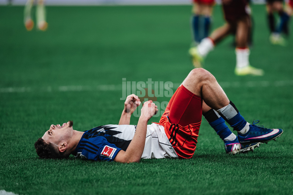 Fußball | Männer | Saison 2025/2026 | 1. Fußball-Bundesliga | 24. Spieltag | Hamburger SV vs. RB Leipzig | 01.03.2026 | William Mikelbrencis (#2, HSV) ärgert sich nach der Niederlage nach dem Abpfiff Enttäuschung