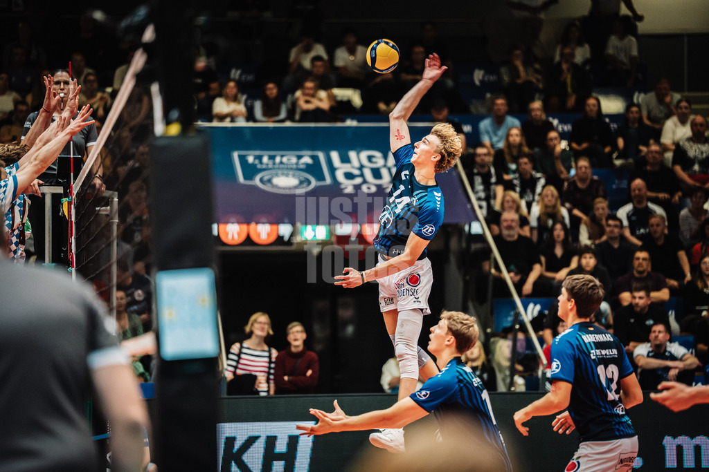 Volleyball | Herren | Saison 2025/2026 | Volleyball Ligacup | VfB Friedrichshafen vs. WWK Volleys Herrsching | 12.10.2024 | Parker James Van Buren (#14, VfB Friedrichshafen) beim Angriff