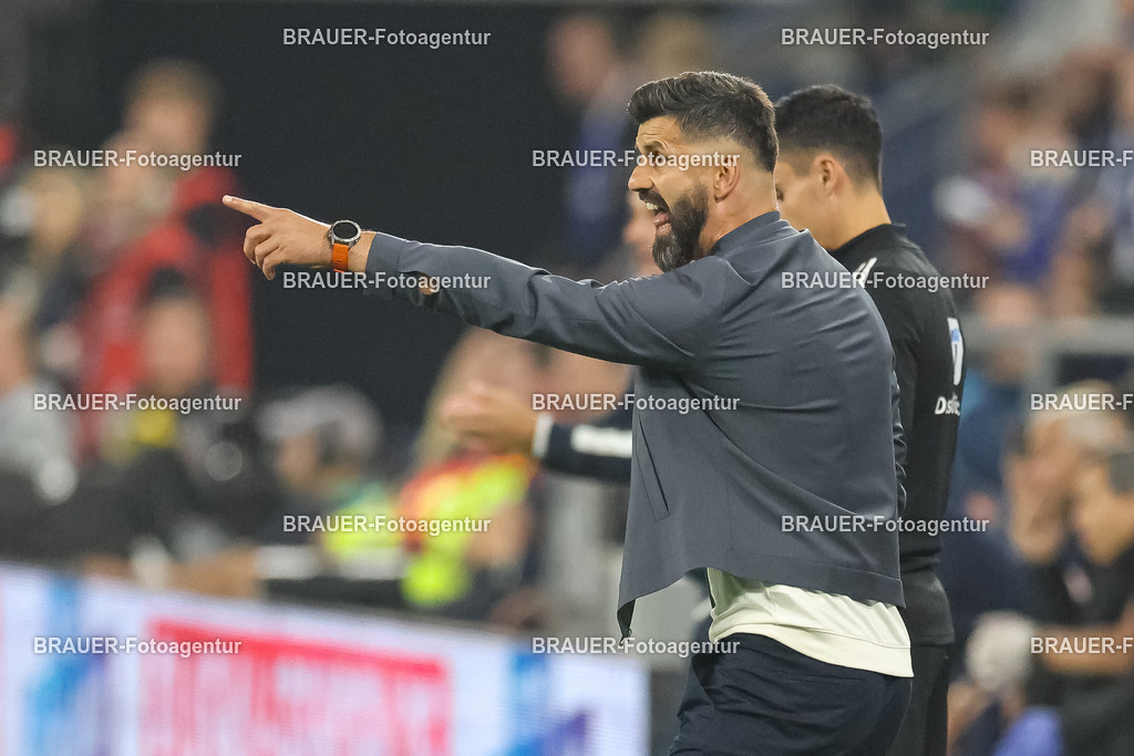 1_S04BER_20250801_3212.JPG -  - FC Schalke 04 - Hertha BSC Berlin - 2. Bundesliga | Gelsenkirchen, Deutschland, 01.08.25: Trainer Miron Muslic (FC Schalke 04) gestikuliert, Gestik waehrend des Spiels der 2. Bundesliga zwischen FC Schalke 04 - Hertha BSC Berlin in der Veltins-Arena am 01. August 2025 in Gelsenkirchen, Deutschland. (Foto von Stefan Brauer/Brauer-Fotoagentur)DFB/DFL REGULATIONS PROHIBIT ANY USE OF PHOTOGRAPHS AS IMAGE SEQUENCES AND/OR QUASI-VIDEO.
