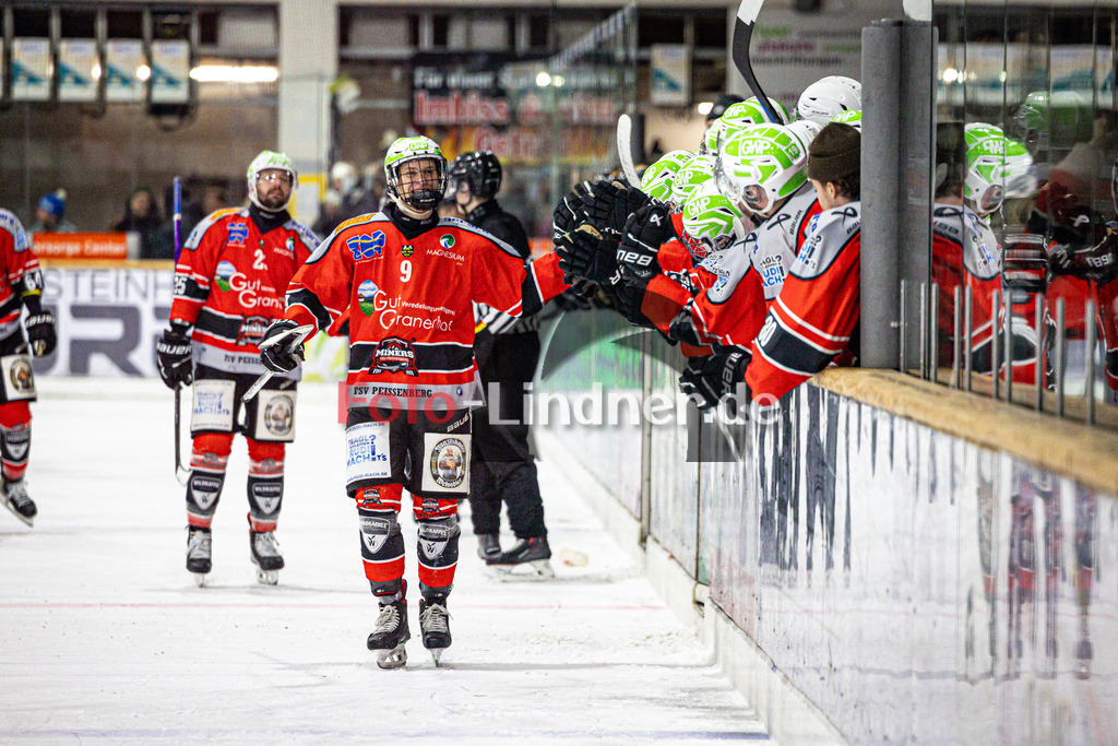 TSV Peißenberg MINERS gegen EHC Königsbrunn PINGUINE | Eishockey Bayernliga Herren Playoffs Viertelfinale 2024/25 - Spiel 4 von 7, TSV Peißenberg MINERS gegen EHC Königsbrunn PINGUINE, 20250216,Torjubel Anton ENGEL (MINERS 9), klatscht ab an der Spielerbank,2025-02-16 in Peißenberg (Eisstadion Peißenberg)Anton ENGEL (MINERS 9)Copyright: WolfgangxLindner foto-lindner.de
