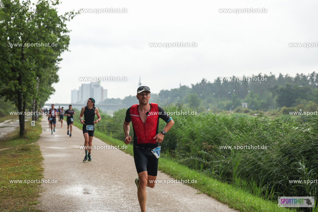 LUR_1093 | 34. M-net Erlanger Triathlon 2025 #erlangertriathlon  #mnettriathlon2025 #mnettriathlon #team #olympischedistanz #mitteldistanz #triathlon #maindonaukanal  #erlangertriathlon2025 #yourpictrs #tv1848 #tv1848erlangen  #triathlonbayern #sportinerlangen #demsportverbunden #sportshot_your_pictrs Copyright: www.sportshot.de