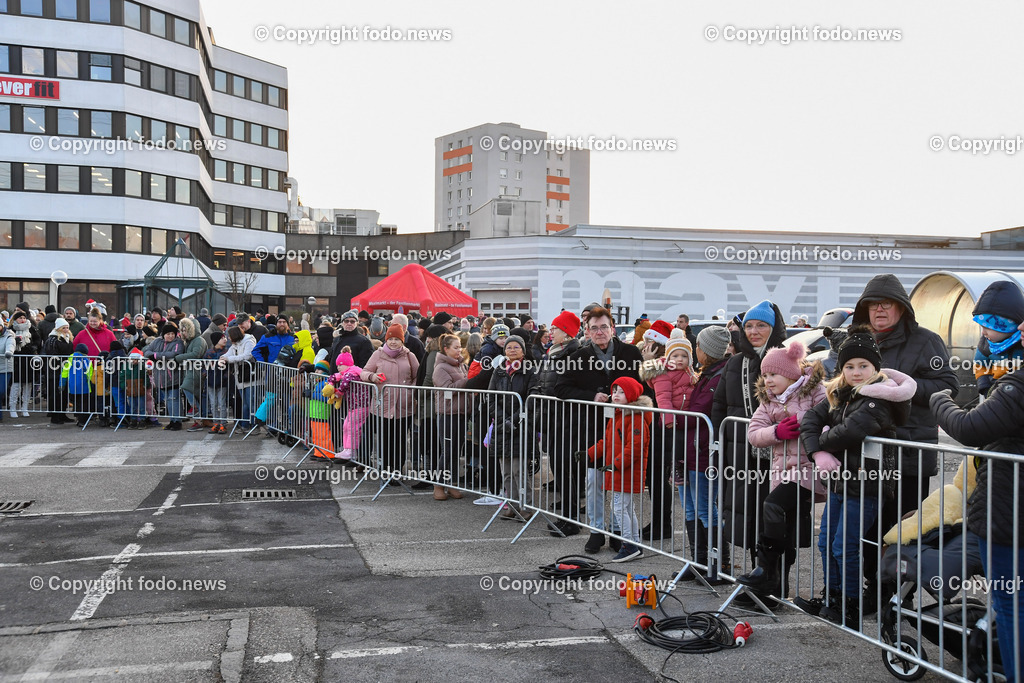 Coca Cola Weihnachtstruck in Linz_ 13.12.2022-1 | 13.12.2022, Linz, AUT, Maxi Markt Linz, im Bild Coca Cola Weihnachtstruck in Linz 2022, warten auf den Truck, Menschen, Besucher, Kinder