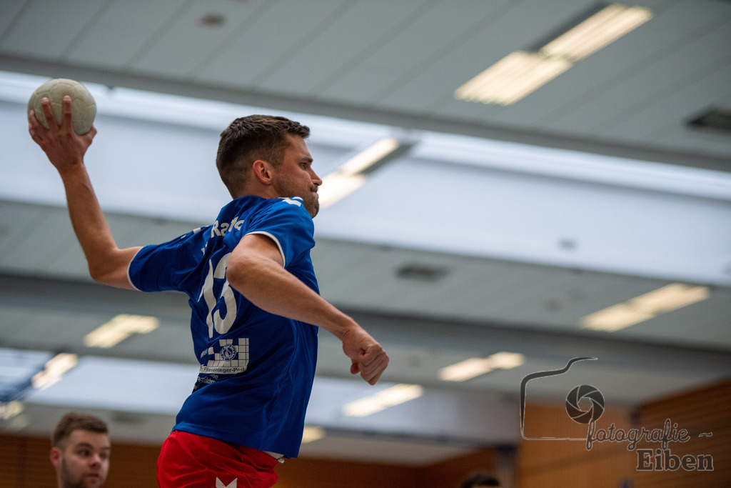 VfL Rastede-TvdH Oldenburg 2 | Landesliga Männer ;VfL Rastede (blau)-TvdH Oldenburg 2 (rot) am 15.04.2023 in Rastede (Mehrzweckhalle Feldbreite), Deutschland, Photo: Philip Eiben 2023 - Realisiert mit Pictrs.com