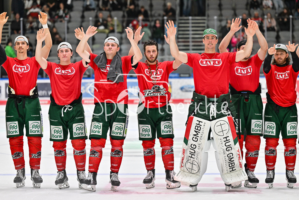 Augsburger Panther - Kölner Haie | Glückliche Augsburger Panther feiern den Heimsieg gegen Köln mit den heimischen Fans / DEL: Augsburger Panther - Kölner Haie; Curt Frenzel Stadion am 26.09.2025 / Christian HANKE (Augsburger Panther #25), Enrico HENRIQUEZ (Augsburger Panther 52), Alexander BLANK (Augsburger Panther 26), Riley DAMIANI (Augsburger Panther #19), Peyton JONES (Augsburger Panther 41), D. J. BUSDEKER (Augsburger Panther #14) und Anthony LOUIS (Augsburger Panther #18)