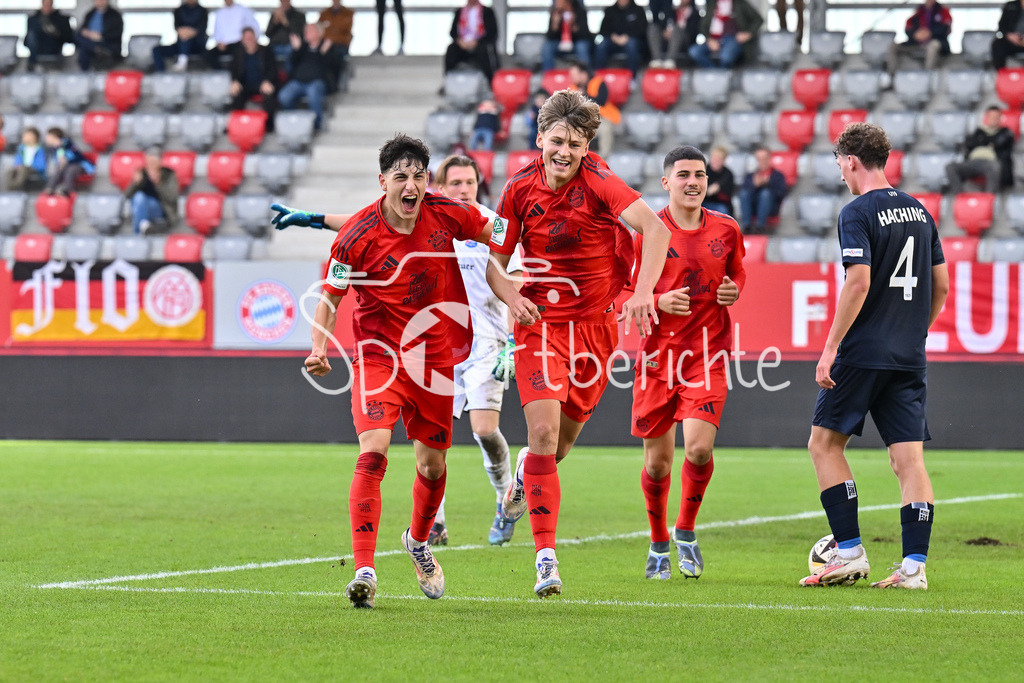 FC Bayern München U19 - SpVgg Unterhaching U19 | Jubel der Bayern nach dem Treffer zum 2-1 durch Magnus DALPIAZ (FC Bayern München U19 #2) / Freude / Happy / Tor / Torschuetze