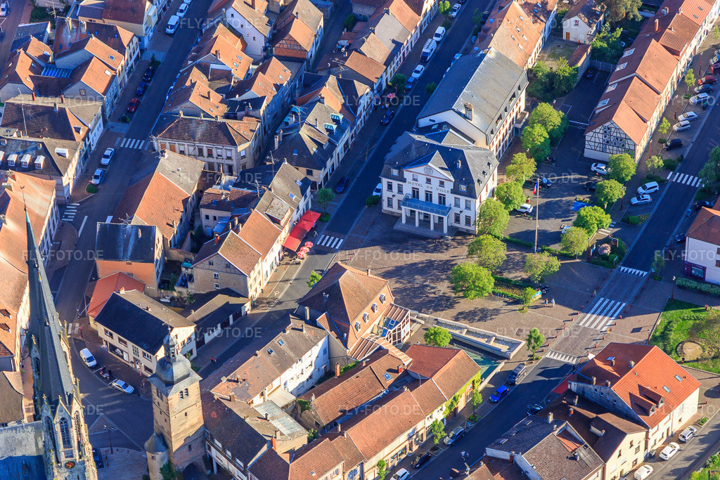 Luftbild: Rathaus in Sarralbe im Bundesland Moselle in Frankreich. – Foto: IMG_146121.jpg vom 01.05.2025 durch Werner Riehm/FLY-FOTO.de – Auflösung des Originals: 5215 x 3477 px – Ville de Sarralbe | Mairie et Commune de Sarralbe