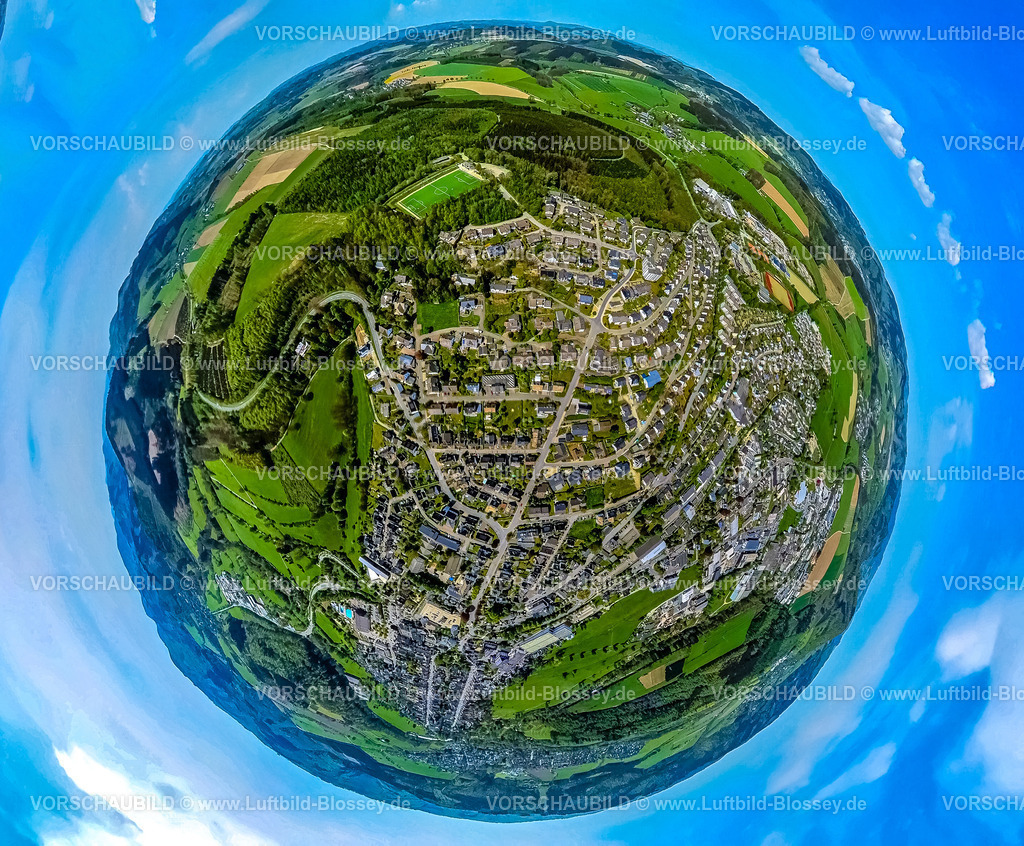 Schmallenberg240590326WormbacherStrasse | Luftbild, Wohngebiet Ortsansicht Schmallenberg mit Wormbacher Straße und Knappstein Arena, umgeben von Wiesen und Feldern, Erdkugel, Fisheye Aufnahme, Fischaugen Aufnahme, 360 Grad Aufnahme, tiny world, little planet, fisheye Bild, , Schmallenberg, Sauerland, Nordrhein-Westfalen, Deutschland