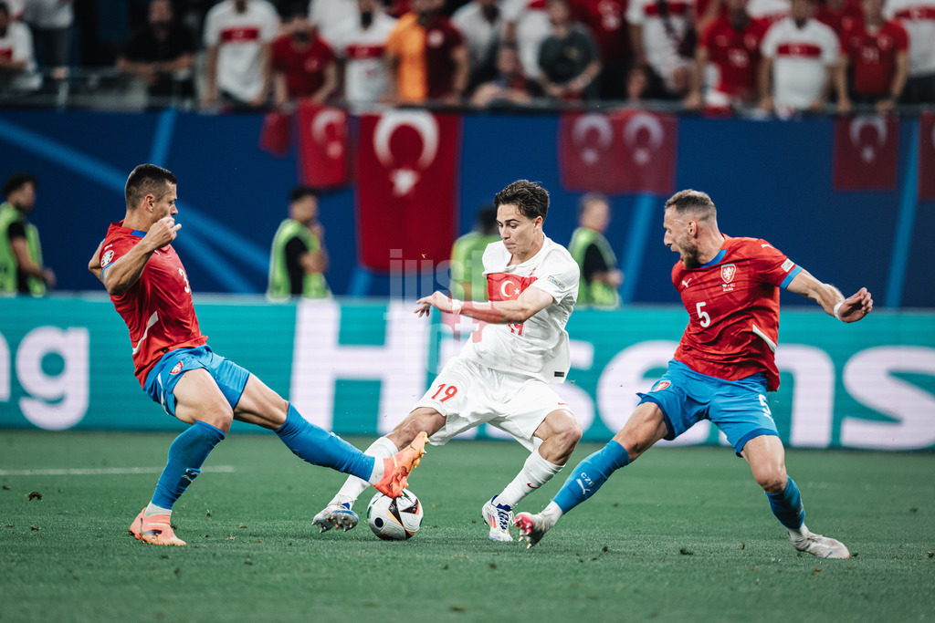 Fußball | Herren | UEFA-Fußball-Europameisterschaft 2024 | Gruppe F | Tschechien vs. Türkei | 26.06.2024 | v.l. Tomas Holes (#3, Tschechien), Kenan Yildiz (#19, Türkei) und Vladimir Coufal (#5, Tschechien)
