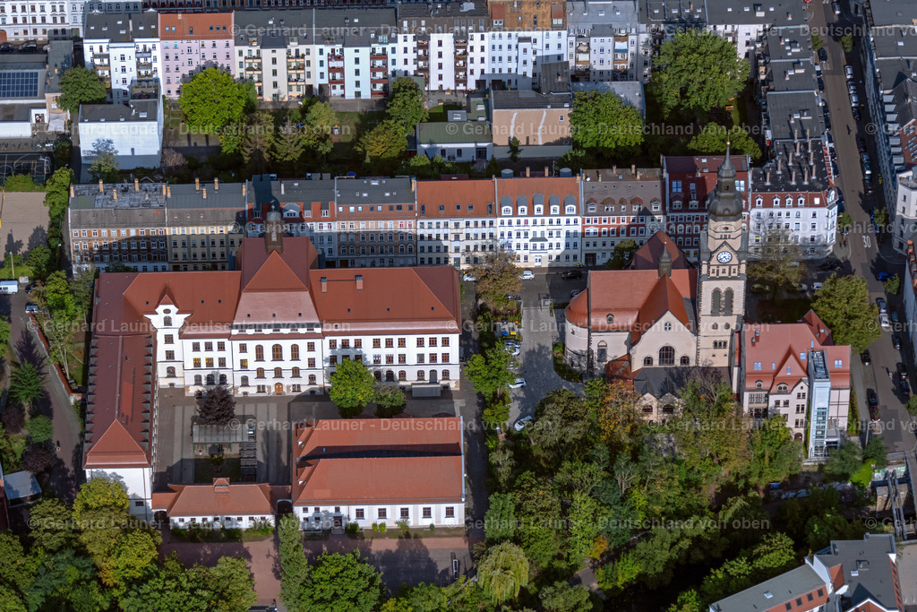 4040214 | LEIPZIG 14.09.2020 Helmholtzschule und PHILIPPUSInklusionshotel, Leipzig  im Bundesland Sachsen, Deutschland. Weiterführende Informationen bei: Helmholtzschule Leipzig. // School building of the "Helmholtzschule" on Helmholtzstrasse in the district Lindenau in Leipzig in the state Saxony, Germany. Further information at: Helmholtzschule Leipzig. Foto: Gerhard Launer