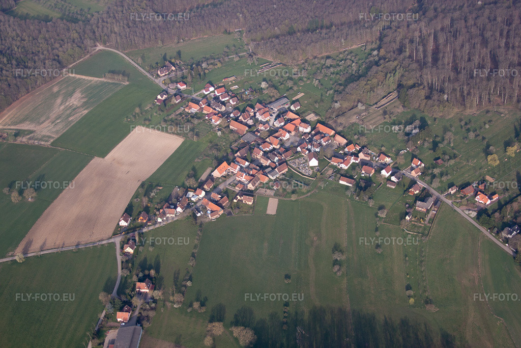 Vue aérienne: Vue de la ville depuis l'est à Mattstall dans le département Bas Rhin, France.Photo: IMG_63689.jpg prise le 30/03/2014 par Werner Riehm/FLY-FOTO.euRésolution de l'original: 4752 x 3168 px